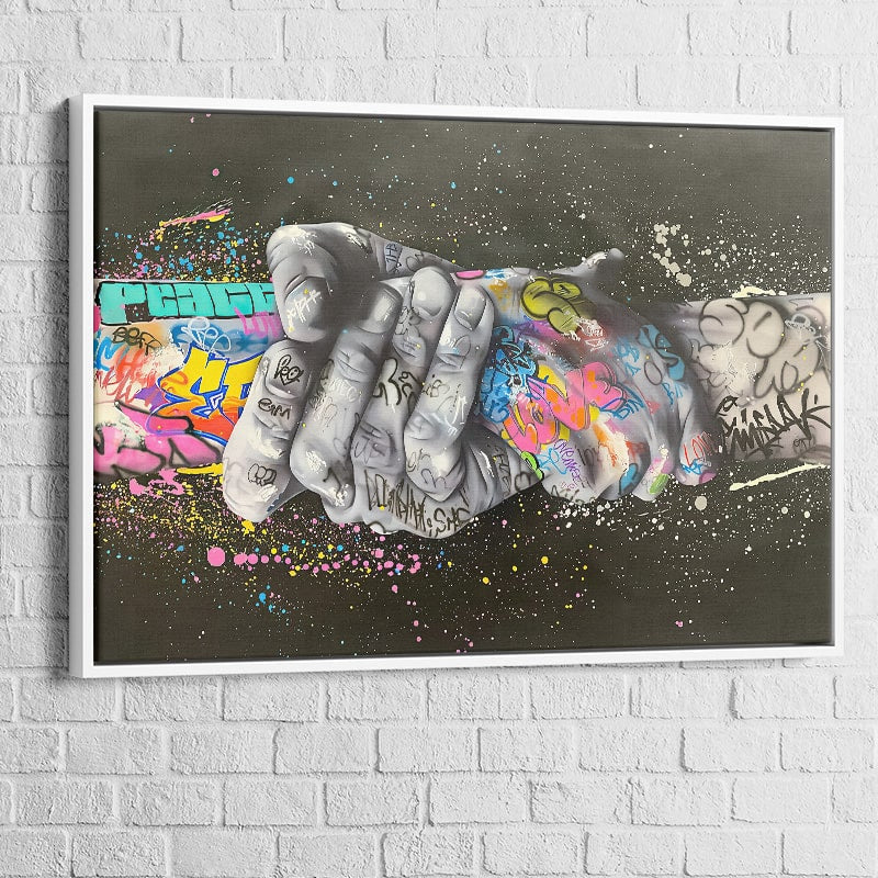street art contemporain mains taguées sur fond sombre