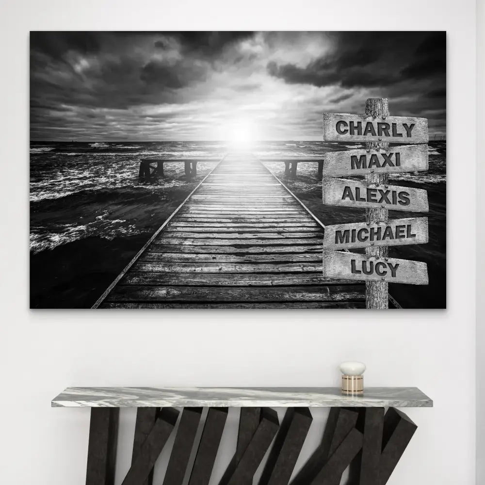 Tableau personnalisé noir et blanc avec prénoms sur chemin en bois