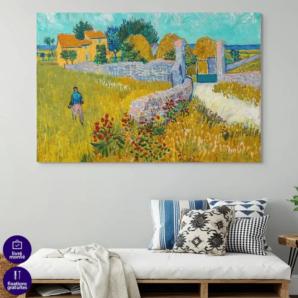 Tableau Van Gogh La Ferme en Provence accroché au-dessus d’un canapé
