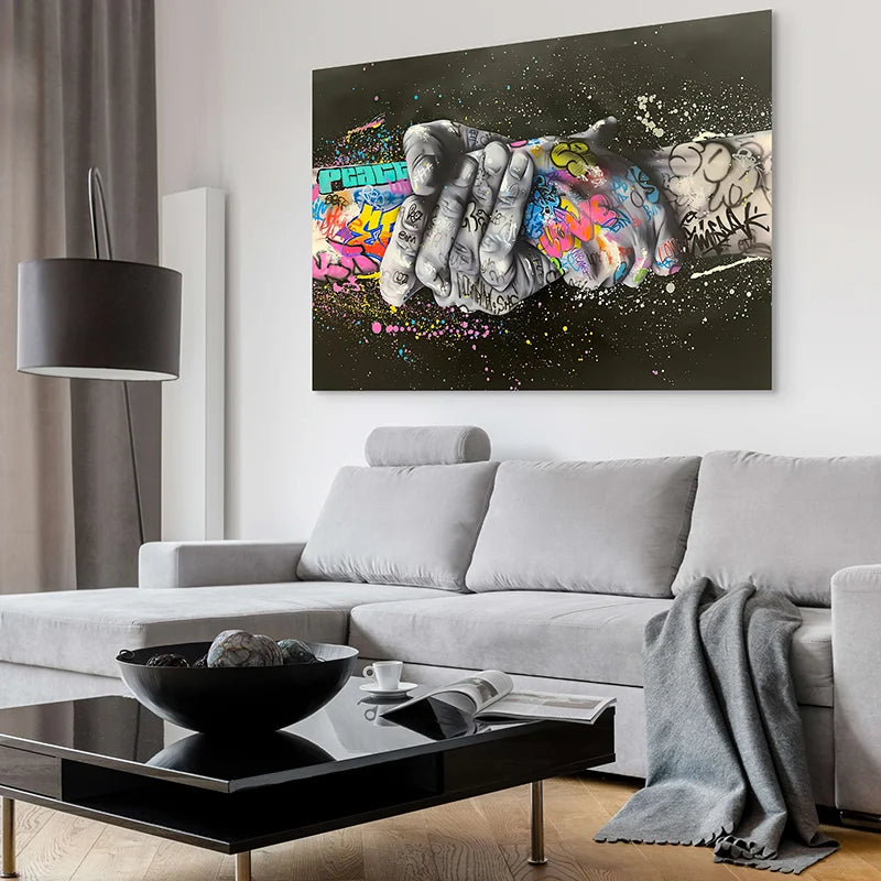 œuvre street art handshake graffiti sur fond noir étoilé