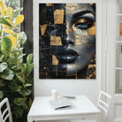 Portrait féminin fragmenté avec effets dorés et regard intense

