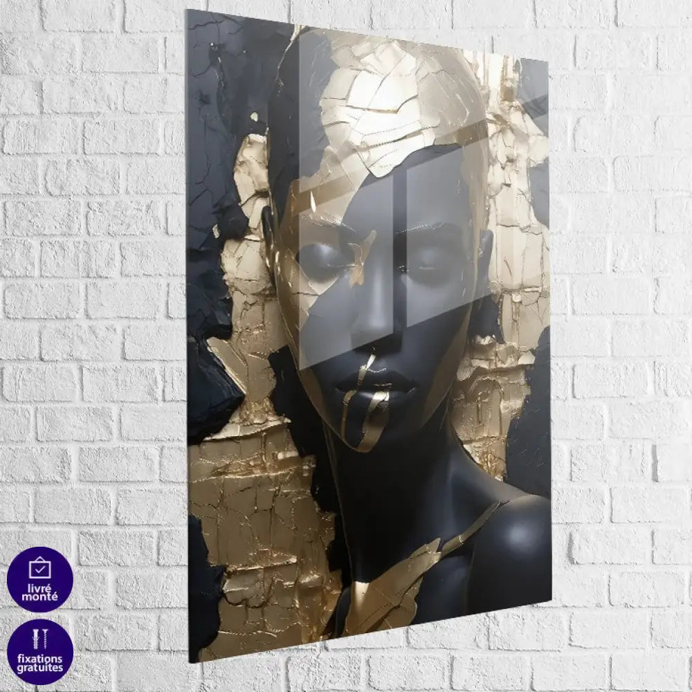 Décoration murale femme stylisée avec effet doré et texture craquelée

