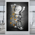 Toile Kaws crypto pop, fond spray et pièces dorées