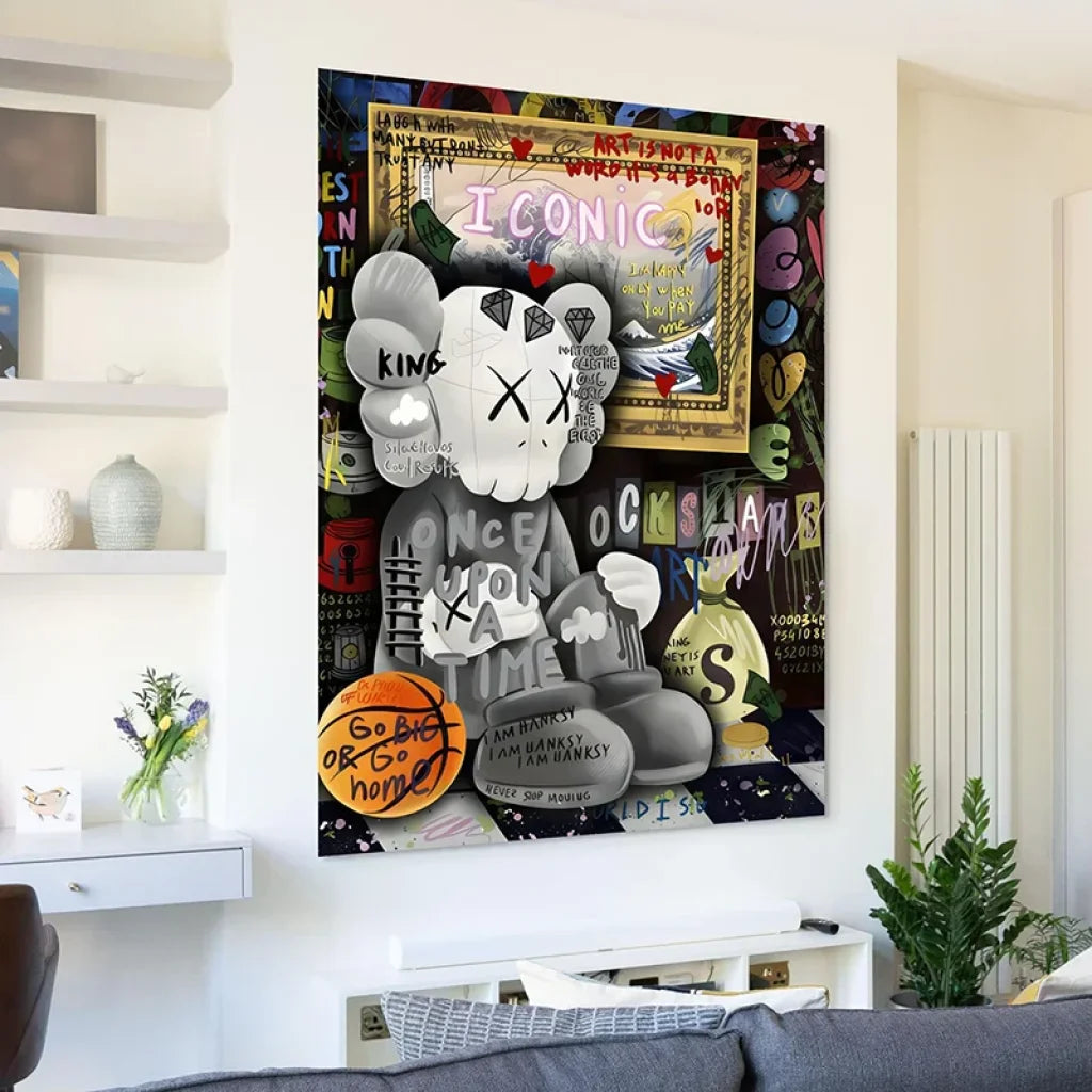 Tableau Kaws – Iconic Graffiti, personnage X-eyes devant cadre “ICONIC”