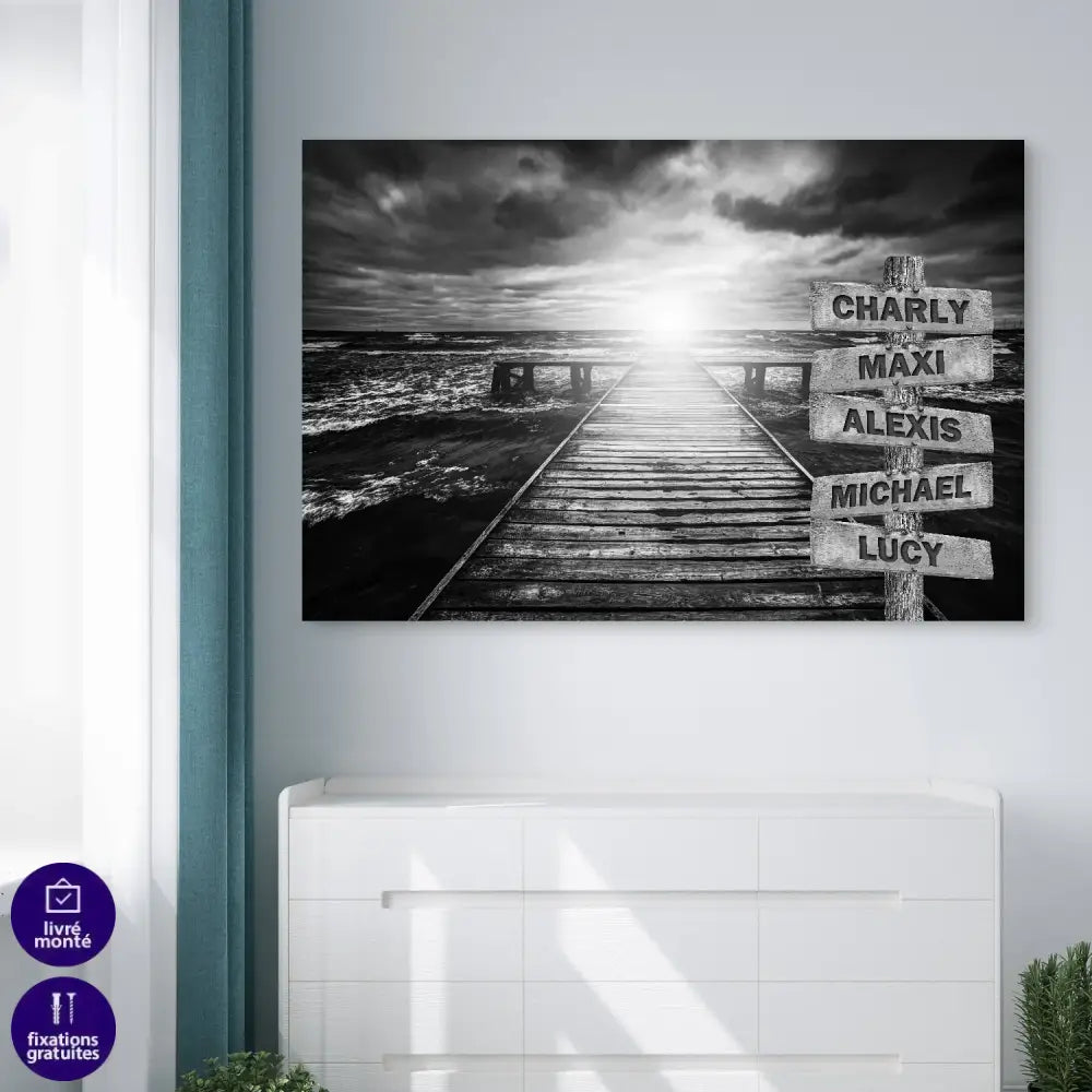 Décoration murale prénoms famille sur ponton en noir et blanc

