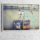 Oeuvre murale contemporaine enfants de dos graffiti jaune

