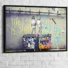 Affiche murale urbaine provocante avec poubelles taguées

