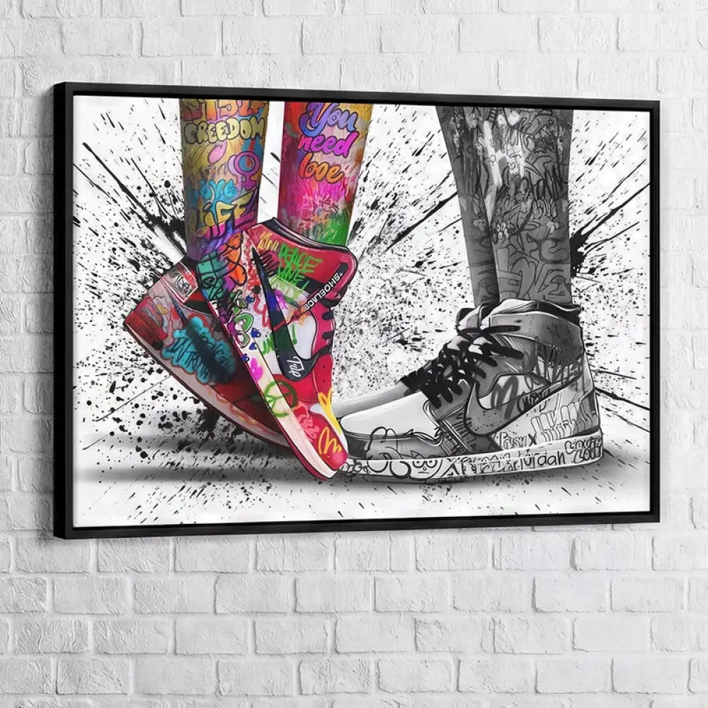 Tableau design Nike avec jambes tatouées en noir et blanc

